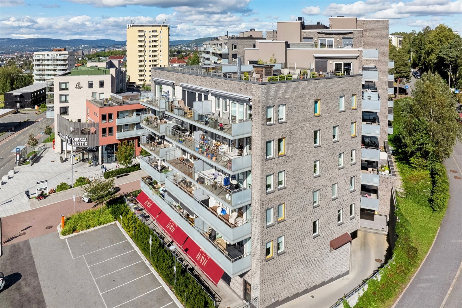 Her bor du i tillegg rett ved nyere Oppsal senter, som er et samlingspunkt for beboerne i bydelen, med flere butikker, restaurant og frisør. Galleribilde