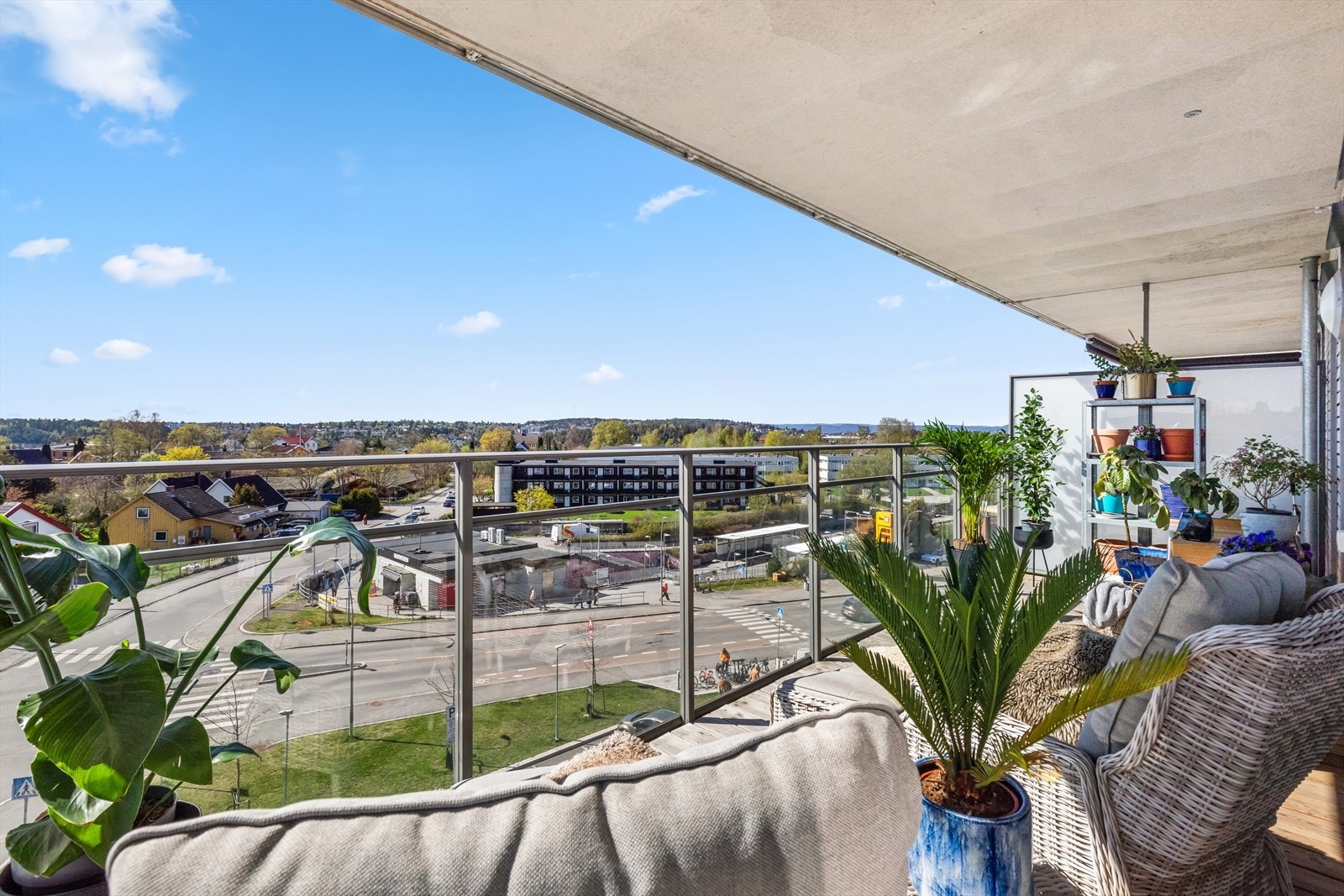 Flott utsikt fra privat balkong. Du har også tilgang til en fantastisk takterrasse i samme bygg, enkel tilgang via heis. Galleribilde