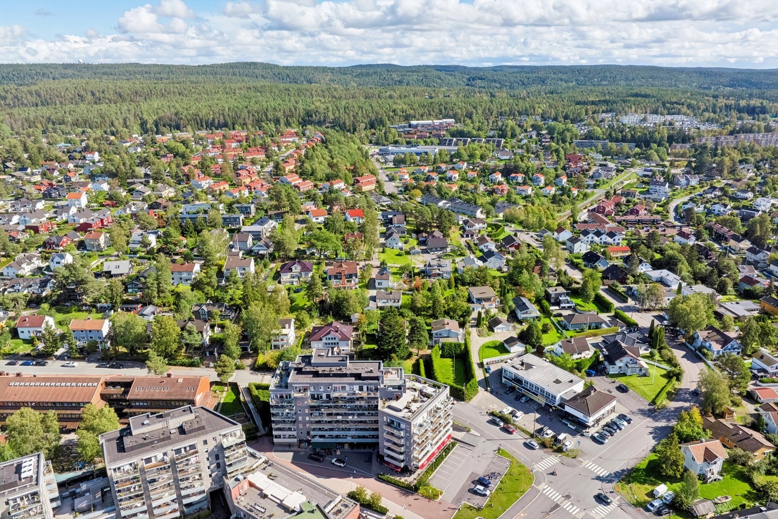 Bebyggelsen rundt består i hovedsak av småhusbebyggelse. Galleribilde