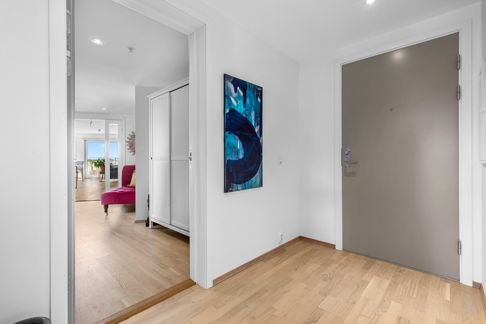 Du ønskes velkommen inn i en felles gang som har adkomst videre inn til leilighetens utleiedel og hoveddel. Galleribilde