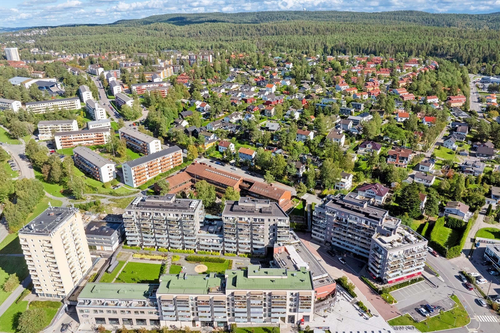Lukket gårdsrom til benyttelse for beboerne i Oppsal Senter borettslag. Lekeplass og sittegruppe til hygge og nytte for både store og små. Innegården er skjermet, bilfritt, trygt og privat. Galleribilde