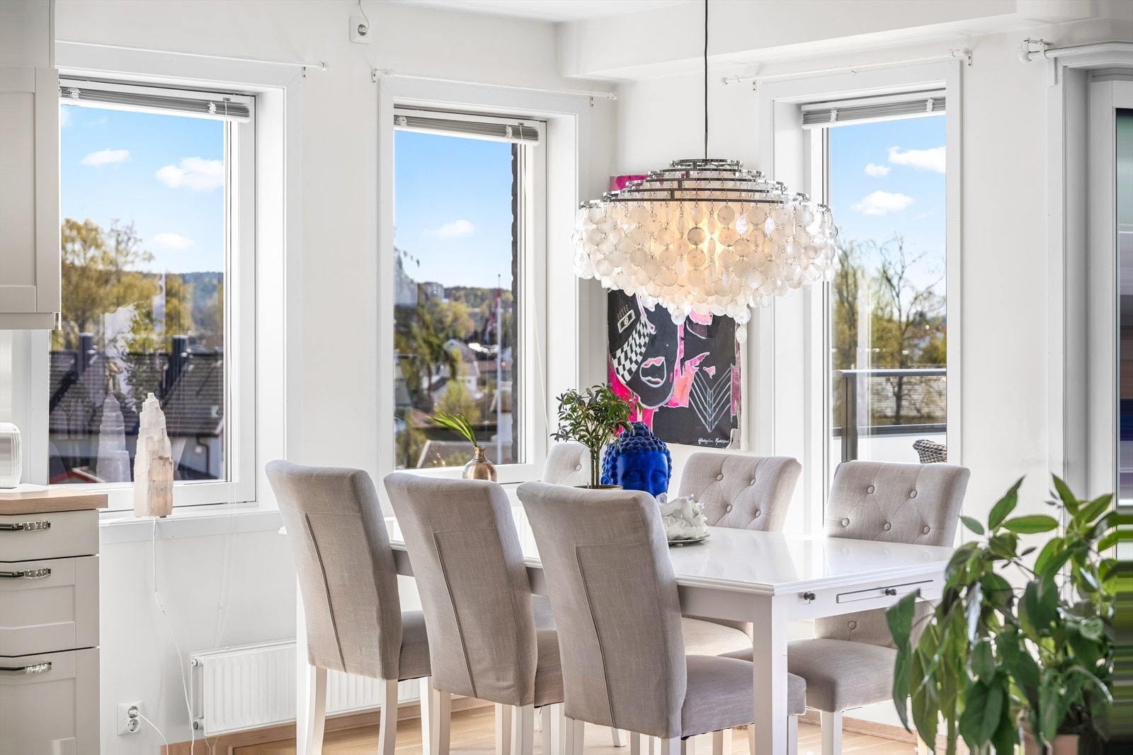 Leiligheten ligger på enden med ekstra vinduer og supre lysforhold Galleribilde