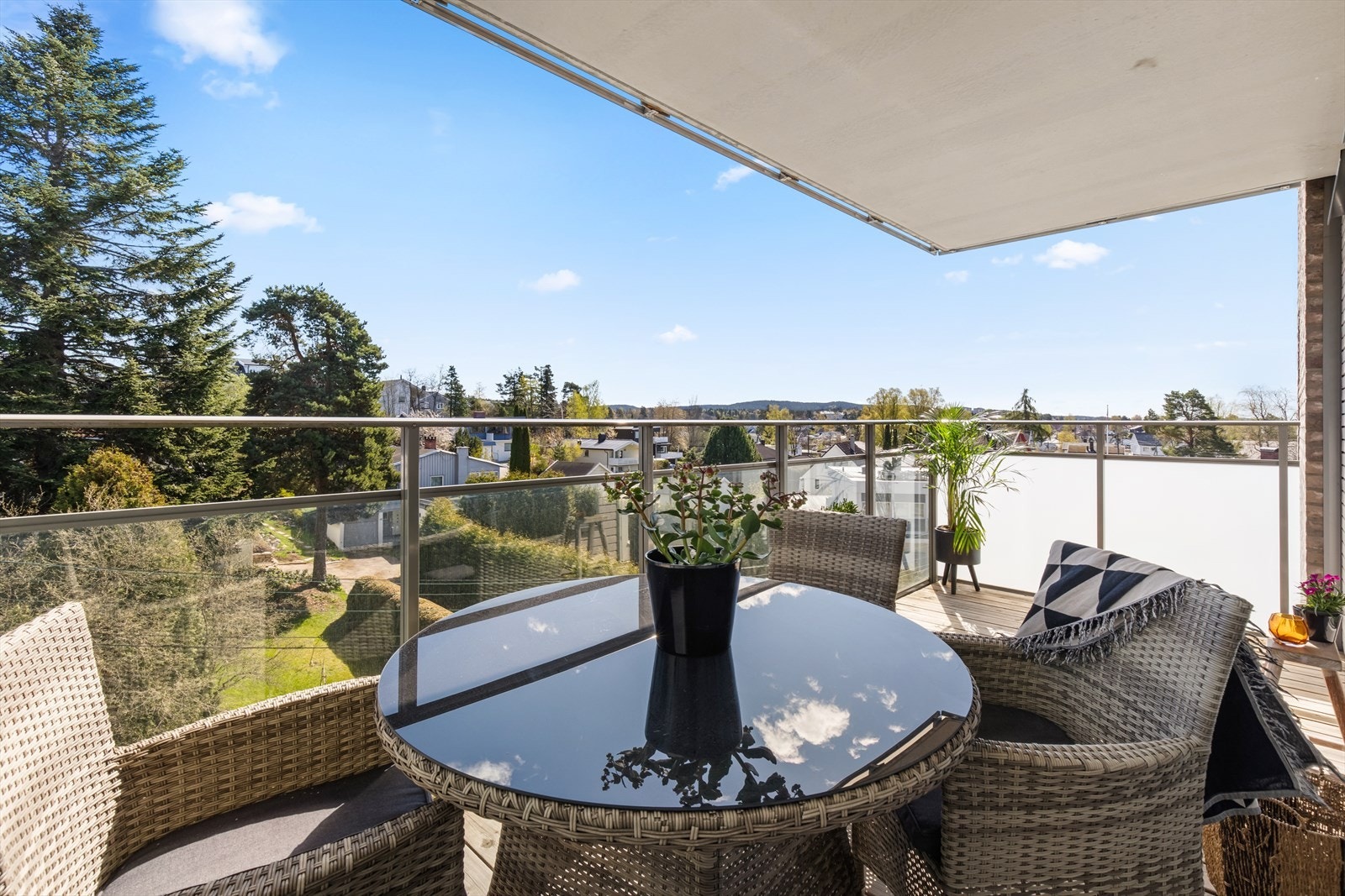 Terrassebord på dekke og rekkverk i metall- og glasskonstruksjon. Stikkontakt og utebelysning. Galleribilde