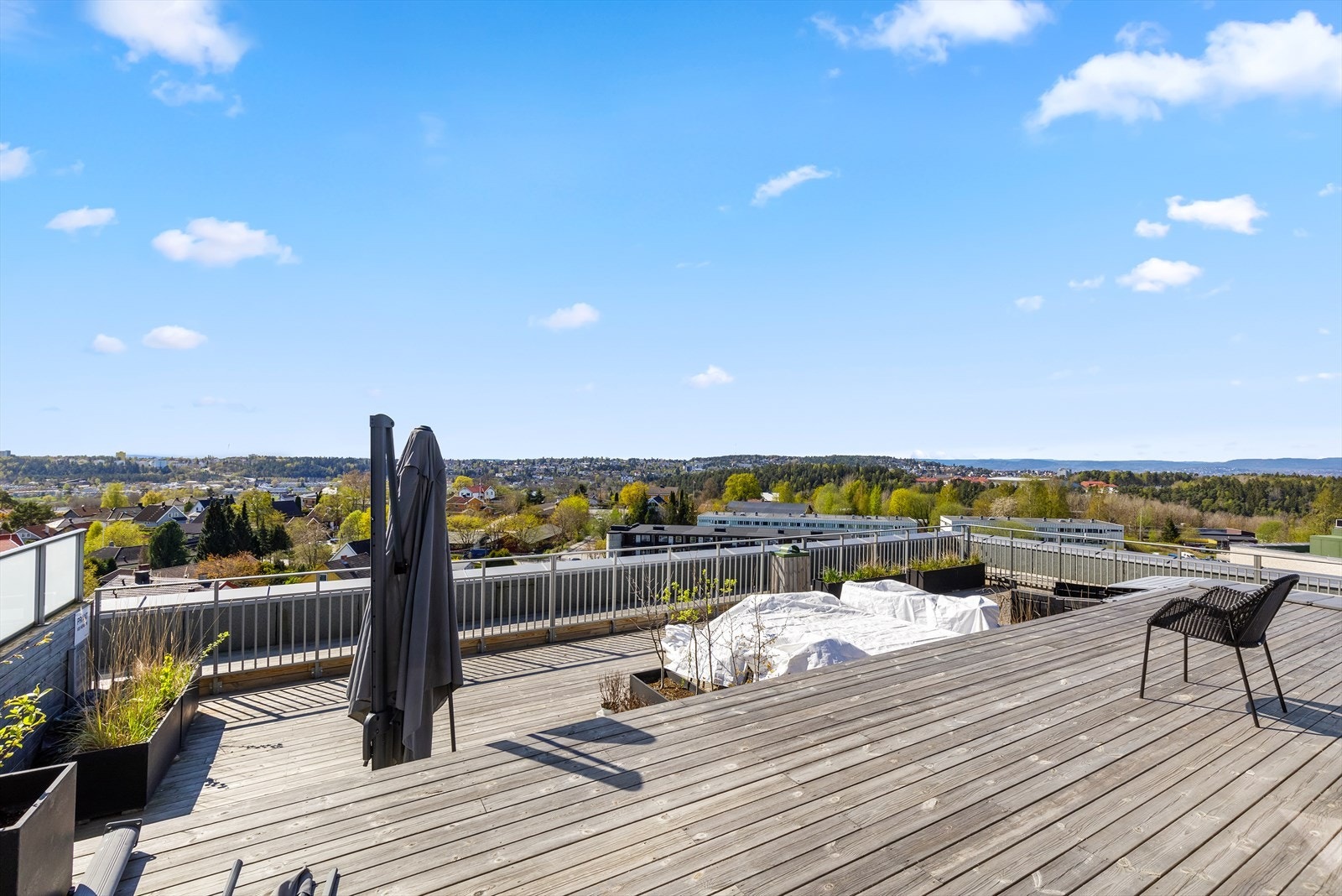 Takterrassen byr på god plass til å boltre seg på, her kan du invitere til lag. Galleribilde