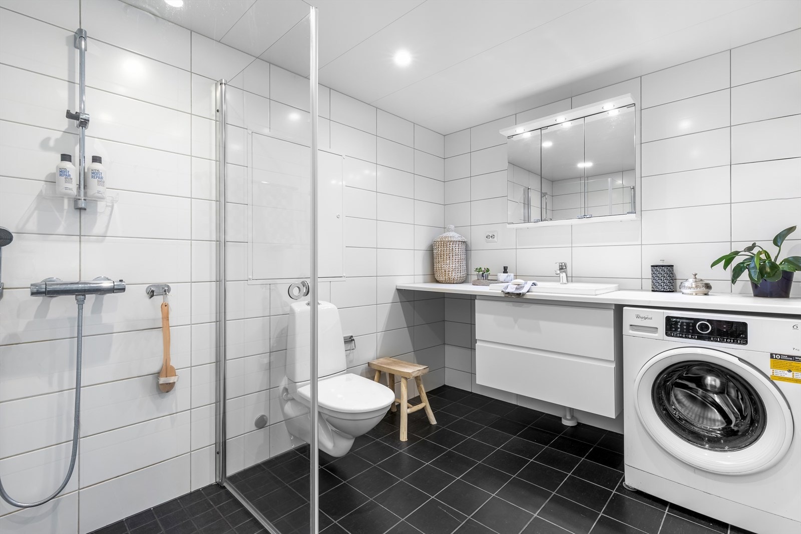 Delikat flislagt baderom i hoveddelen, behagelig gulvvarme og downlights i himling. Opplegg og plass til vaskemaskin samt tørketrommel. Galleribilde