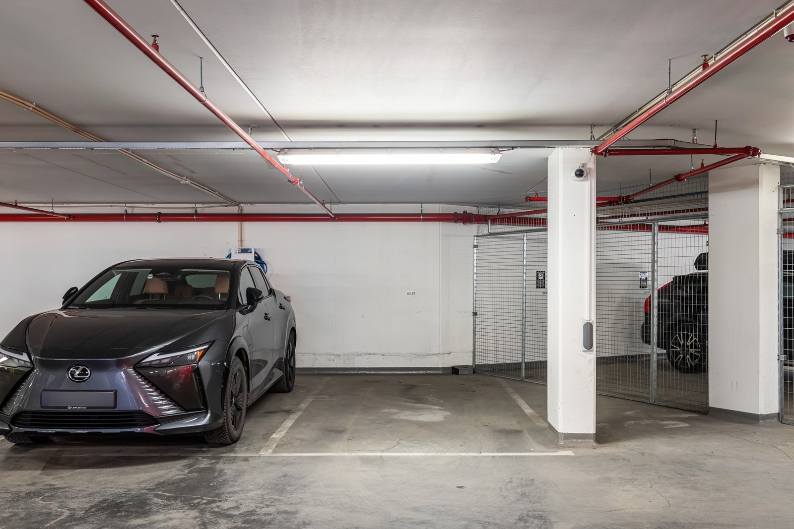 Leiligheten disponerer en parkeringsplass i felles garasjeanlegg. Mellom boligen og Oppsal Senter kan man ta heisen rett ned til garasjeplassen samt senter, og være tørrskodd hele veien. Galleribilde