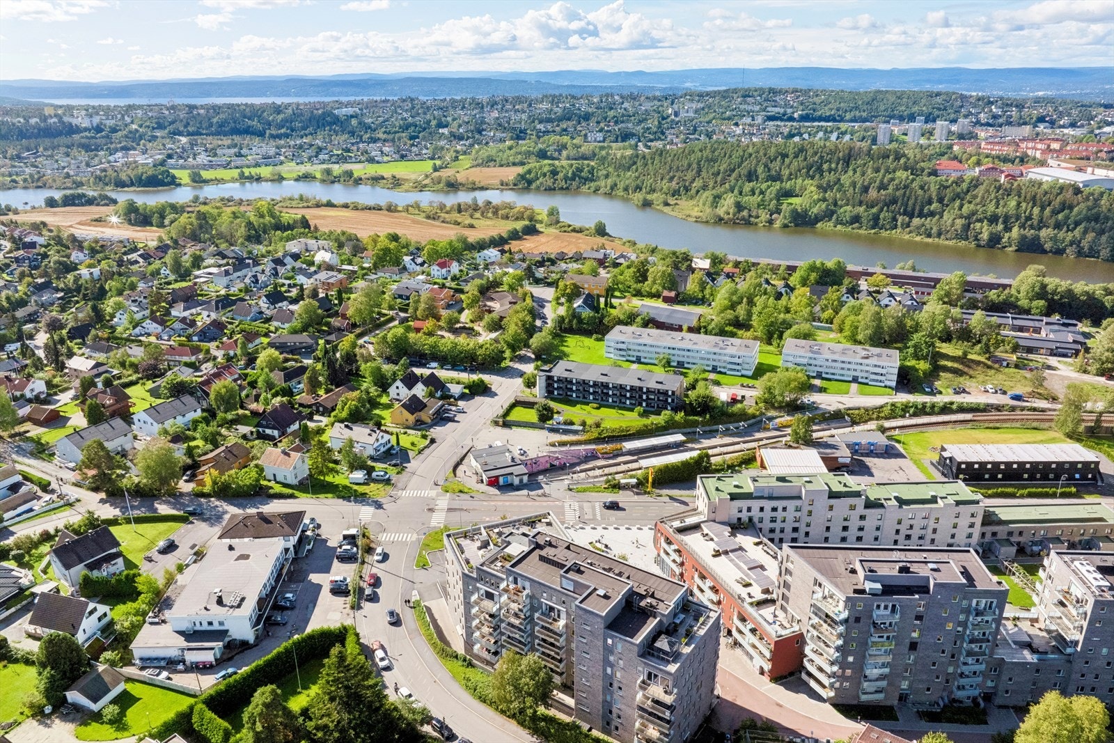 Oppsal er et meget attraktivt boligområde med aktive lag og foreninger i nærområdet. Galleribilde