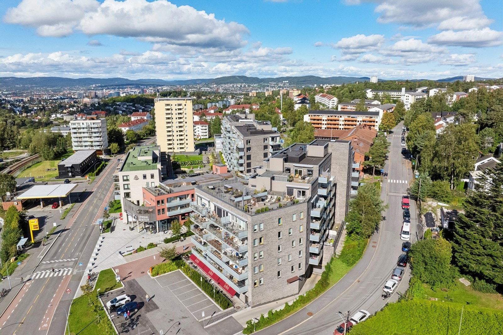 Kombinasjonen av god infrastruktur i nærområdet og nærhet til tur- og rekreasjonsområder gjør dette området til et spesielt godt bomiljø for folk i alle aldre. Galleribilde