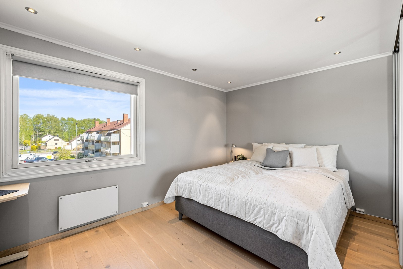 Soverommet har en stor skyvedørsgarderobe med speilfronter som har god plass til oppbevaring. Galleribilde