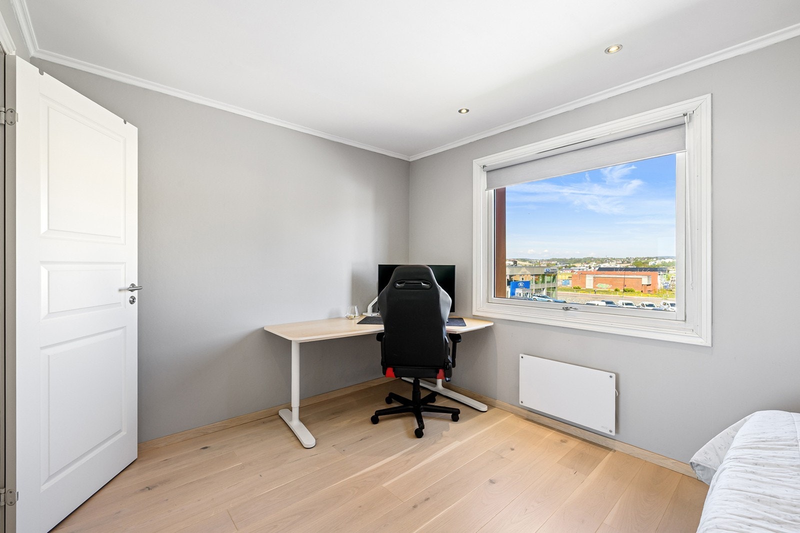 På gulvet er det parkettgulv, mens veggflater er malt i moderne gråfarge og det er downlights i himling. Galleribilde