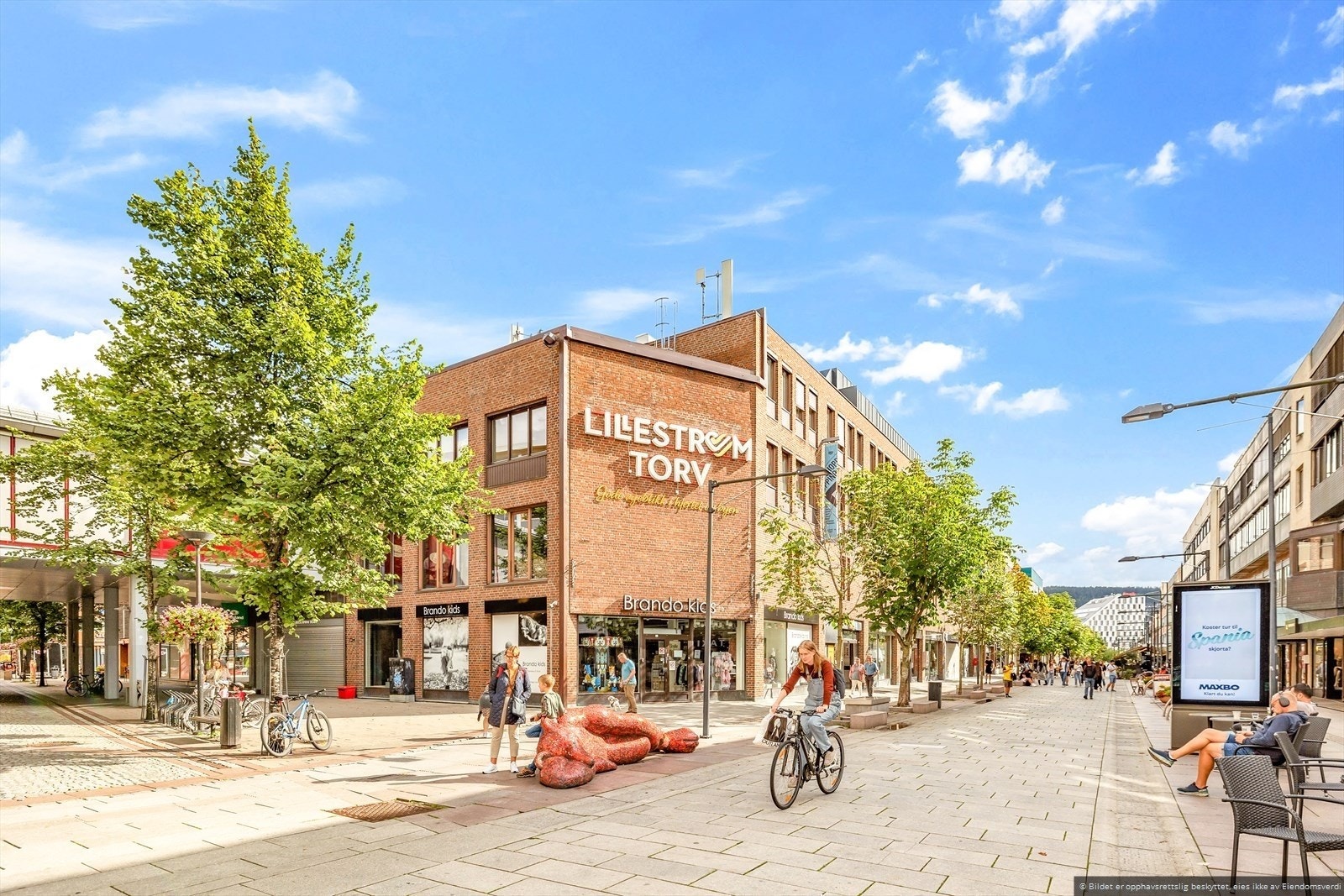 Lillestrøm har et godt utvalg innenfor uteliv, shopping og små spesialbutikker, hyggelige handlegater, et flott kulturhus, og et mangfold av restauranter, kafeer og uteplasser er noe av det byen kan tilby. Galleribilde