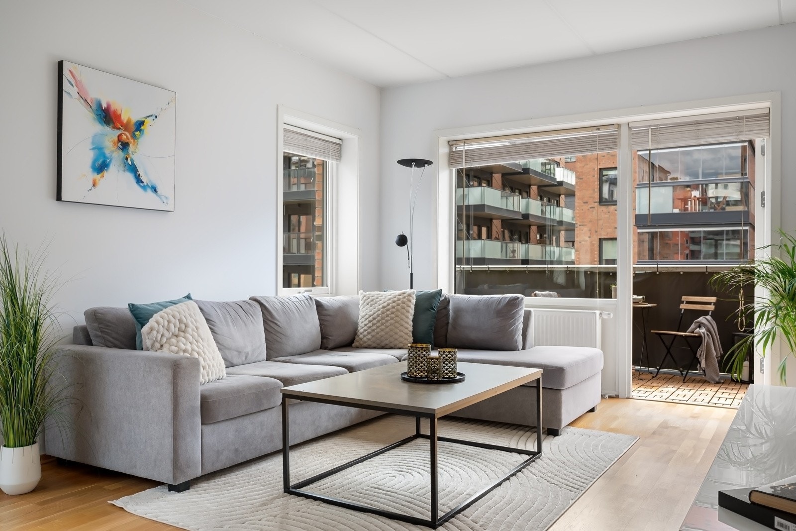 Store vindusflater slipper inn rikelig med naturlig lys, og gir en god atmosfære Galleribilde