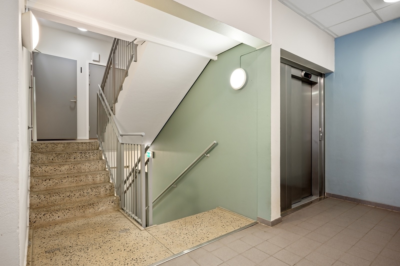 Leiligheten ligger høyt i byggets 4. etasje og har heisadkomst til leilighetsplan Galleribilde