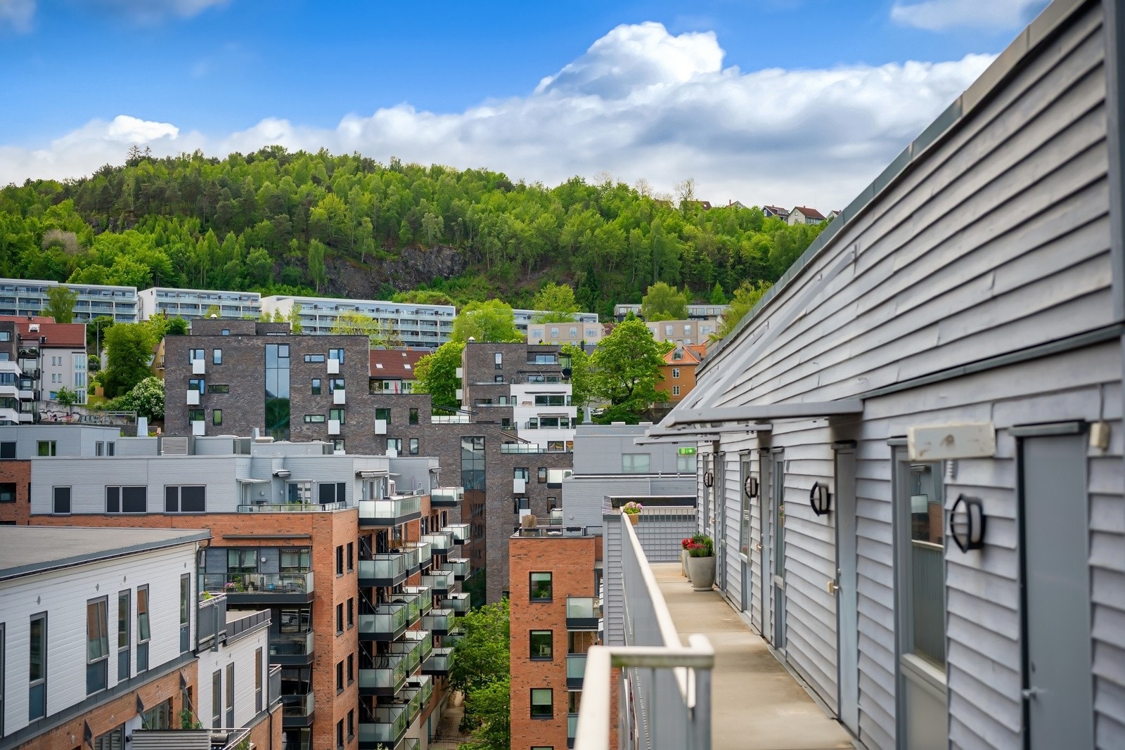 Leiligheten ligger i et tilbaketrukket og frodig boligområde, naturlig avskjermet fra trafikken Galleribilde