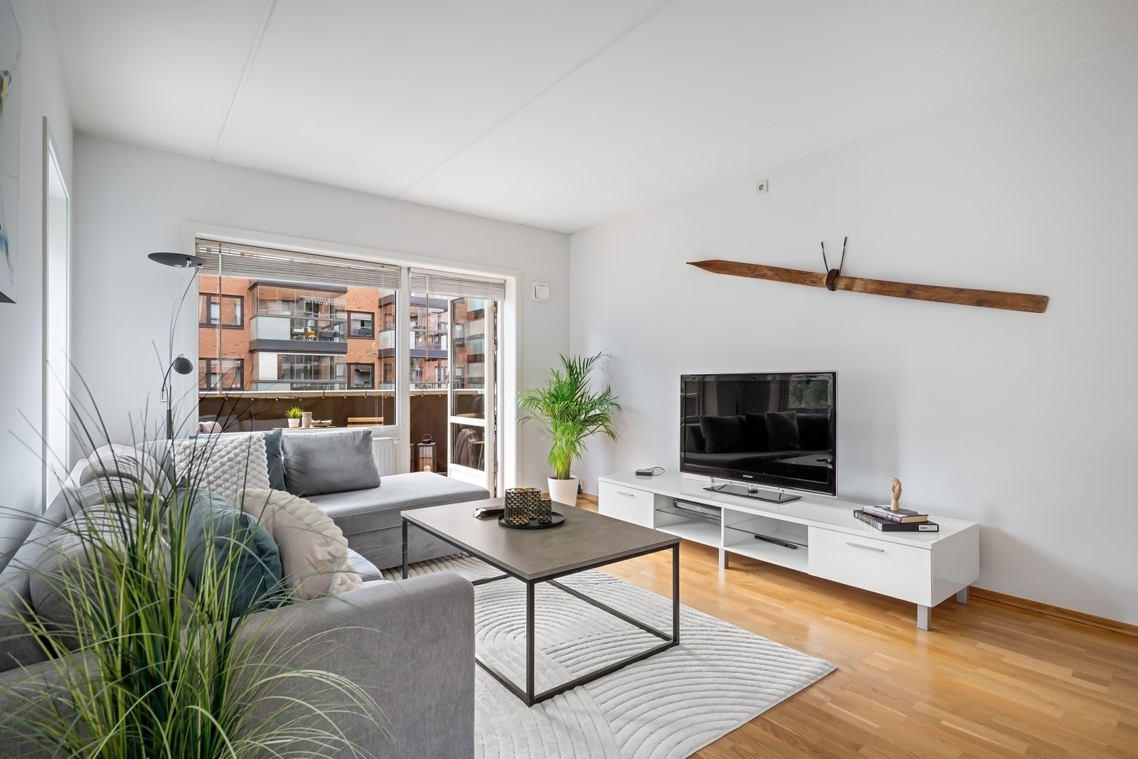 Leilighetens stue ligger i delvis åpen løsning med kjøkkenet Galleribilde