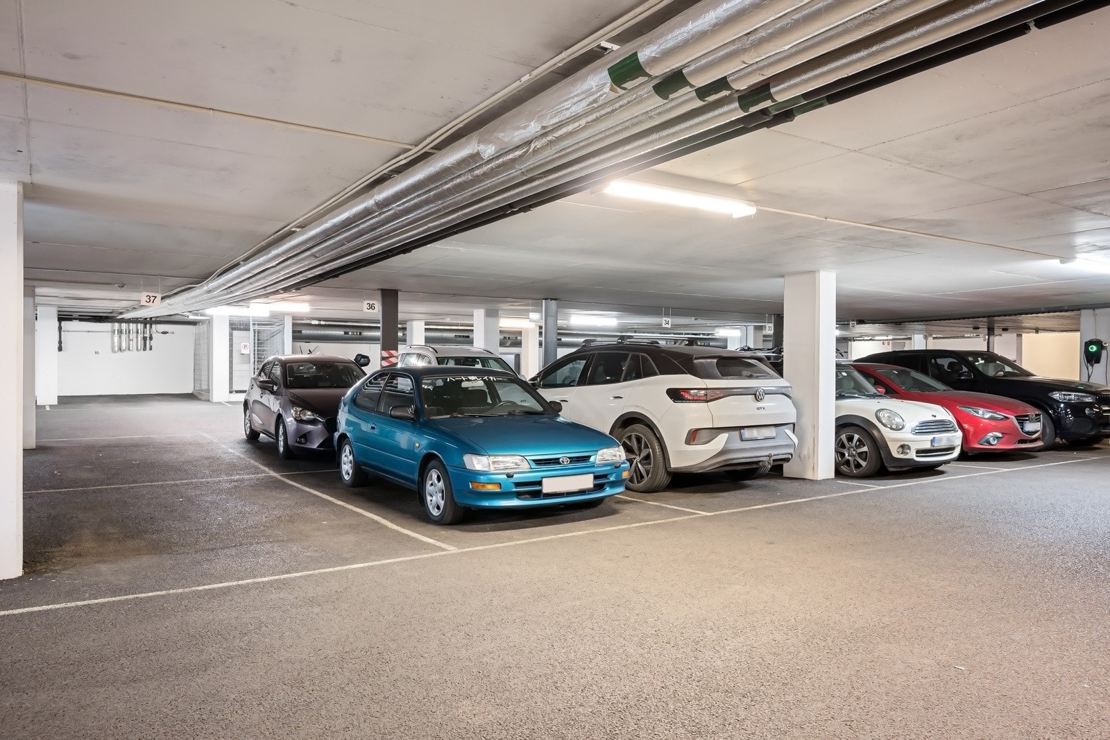 Det medfølger fast parkeringsplass i felles, lukket garasjeanlegg med mulighet for å installere elbillader Galleribilde