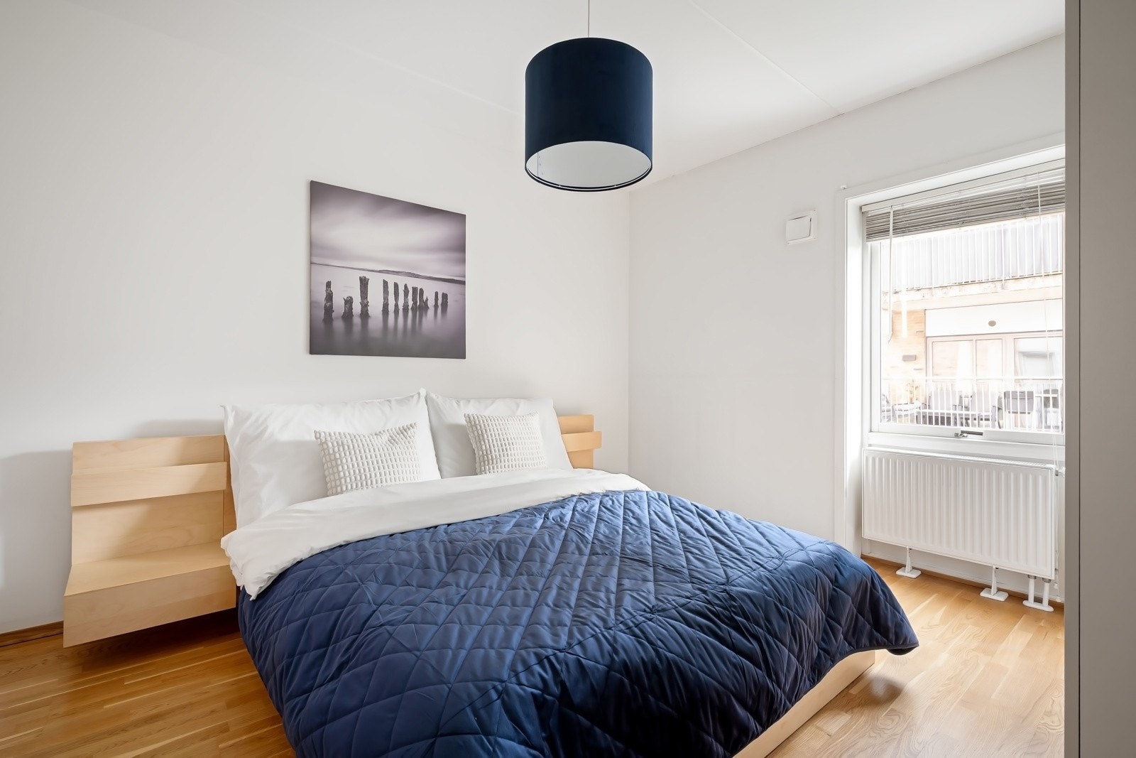 Boligen har til sammen to soverom hvorav det største soverommet er innredet med garderobeskap Galleribilde