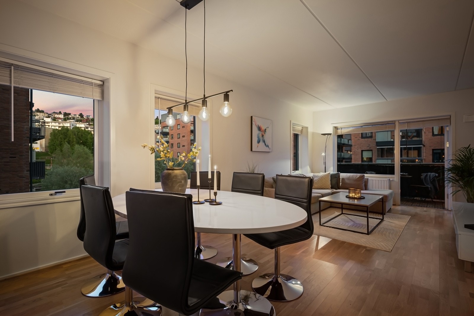 Størrelsen gir plass til både sofagruppe, mediemøblement og spisebord Galleribilde