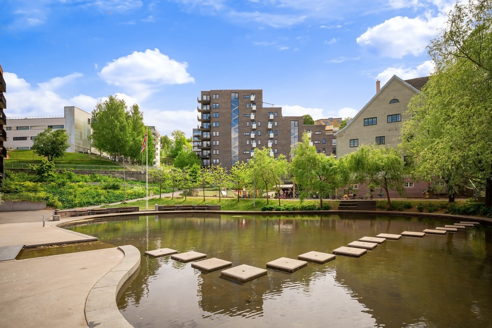 Fellesområdene er pent opparbeidet med gangveier, stier, vann og diverse grøntområder Galleribilde