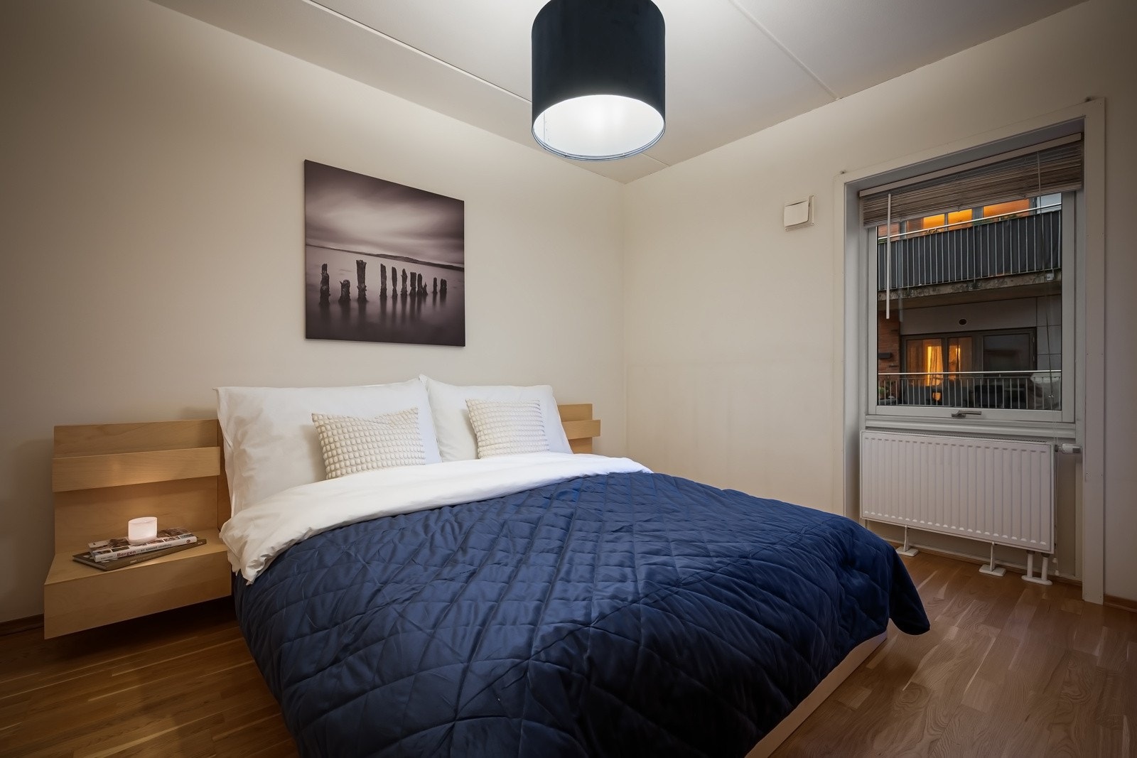 Rommet har god plass til dobbeltseng med nattbord på hver side Galleribilde