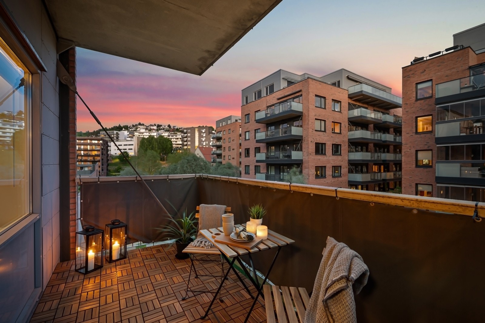 En lys og delikat 3-roms andelsleilighet med fin beliggenhet, romslig planløsning, garasjeplass og heis Galleribilde