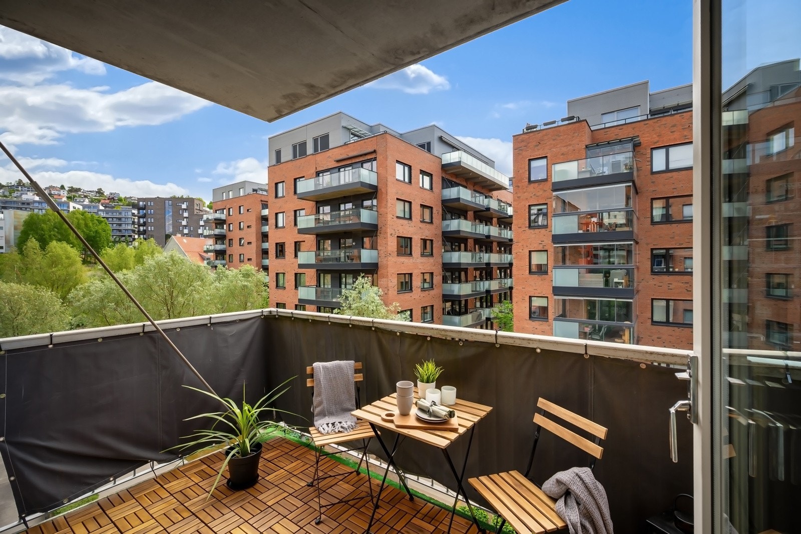 Fra stuen er det direkte utgang til leilighetens balkong på 8 kvm Galleribilde