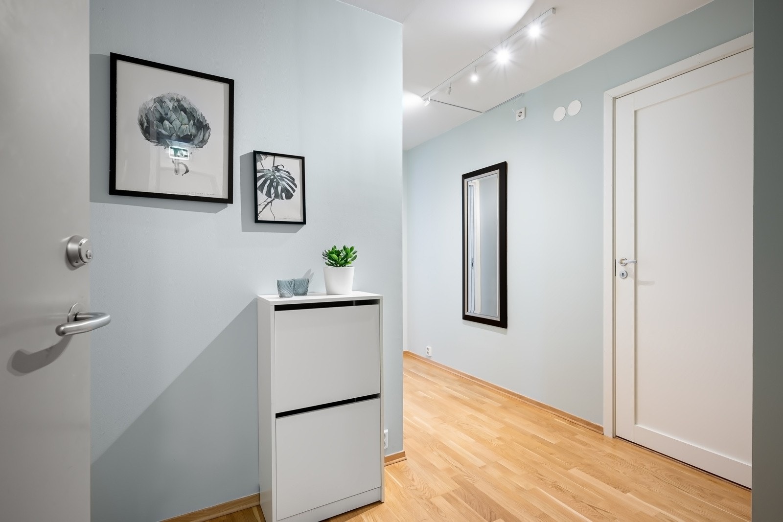 Entreen har videre adkomst til en større gang og har god plass til klessoppheng og skosstativ, hvor yttertøy og sko kan plasseres Galleribilde