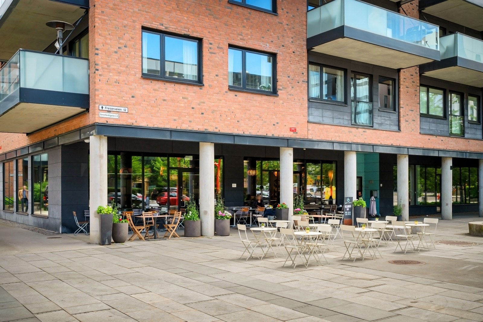 Ulike kafeer, barer og restauranter ligger også godt innen rekkevidde Galleribilde