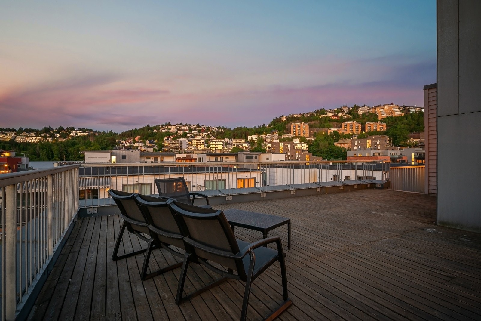 På takterrassen er det sol fra tidlig morgen og helt til solnedgang midtsommers Galleribilde