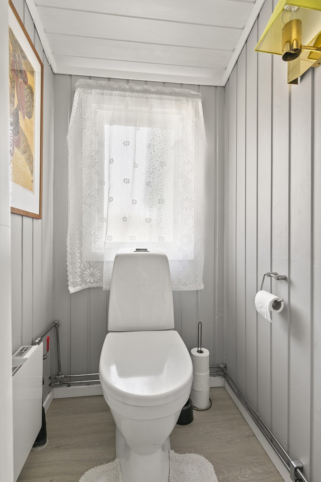 Det er et eget toalettrom ved siden av badet. Galleribilde