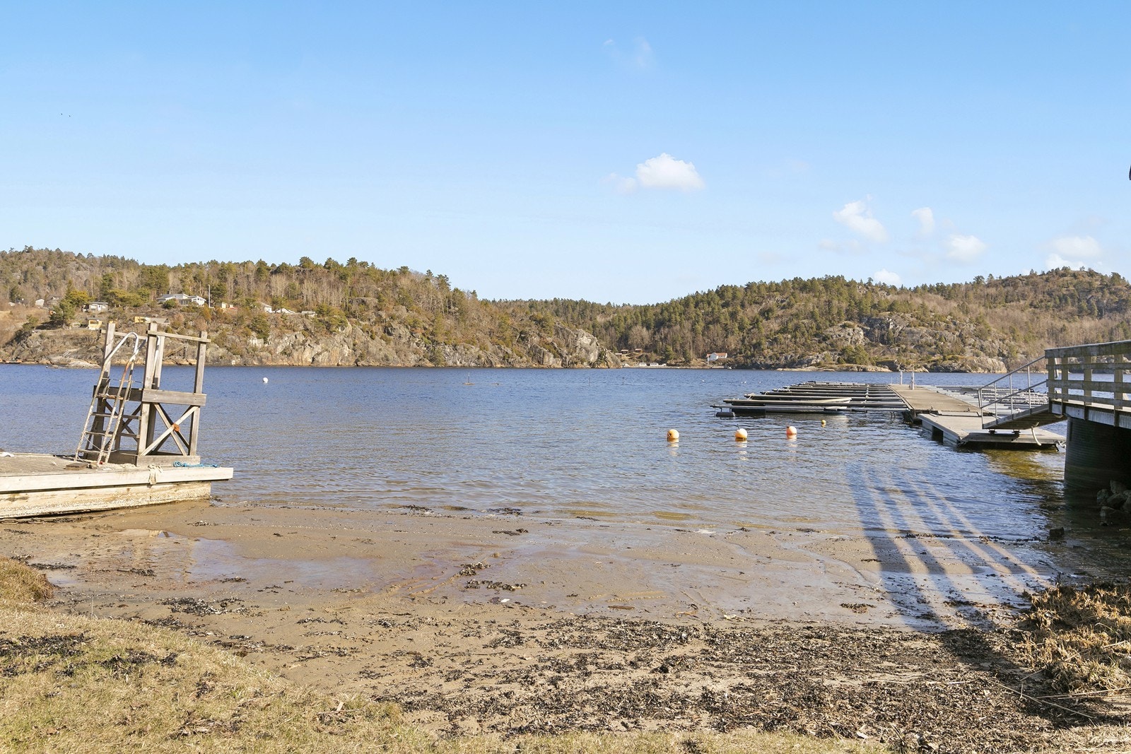 Ved bryggeanlegget ligger det en fin sandstrand som passer ypperlig for barnefamilier. Galleribilde