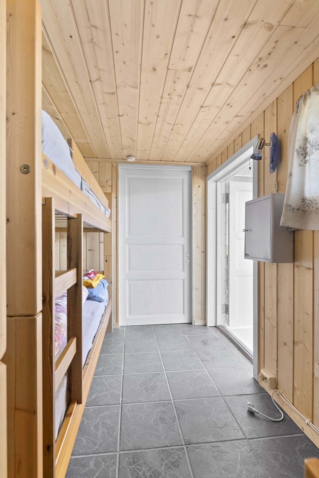 Det gjøres spesielt oppmerksom på at deler av kjelleren er innredet og benyttet som soverom. Rommet fremgår ikke av byggetegningene og tilfredsstiller ikke dagens krav til rom for varig opphold. Bruken er dermed ikke godkjent. Galleribilde