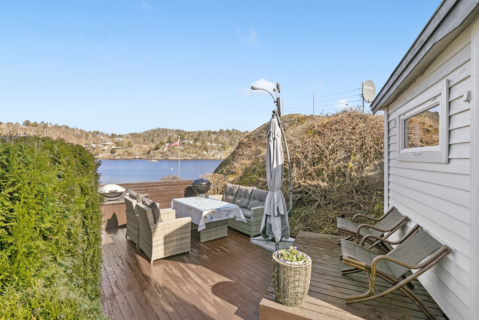 Uteplassene har utsikt mot vannet og omkringliggende natur, og gir gode solforhold gjennom store deler av dagen. Galleribilde