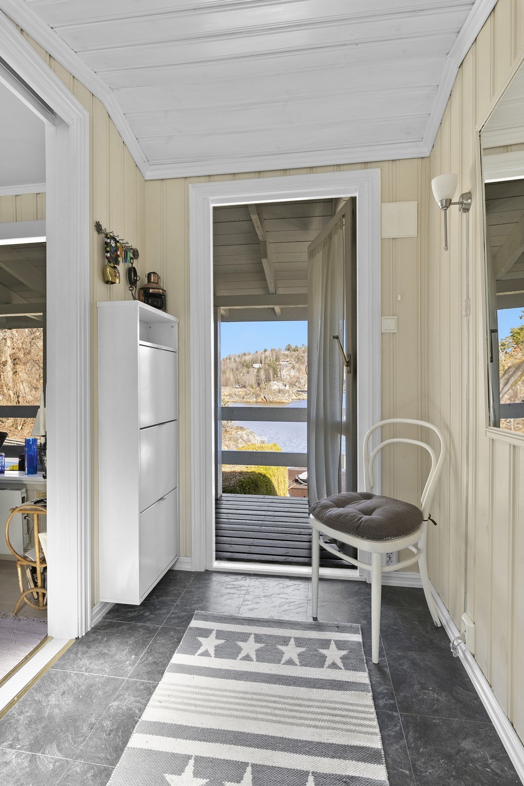 Fra fritidsboligen er det direkte utgang til en overbygd veranda med fantastisk utsikt mot fjorden. Galleribilde