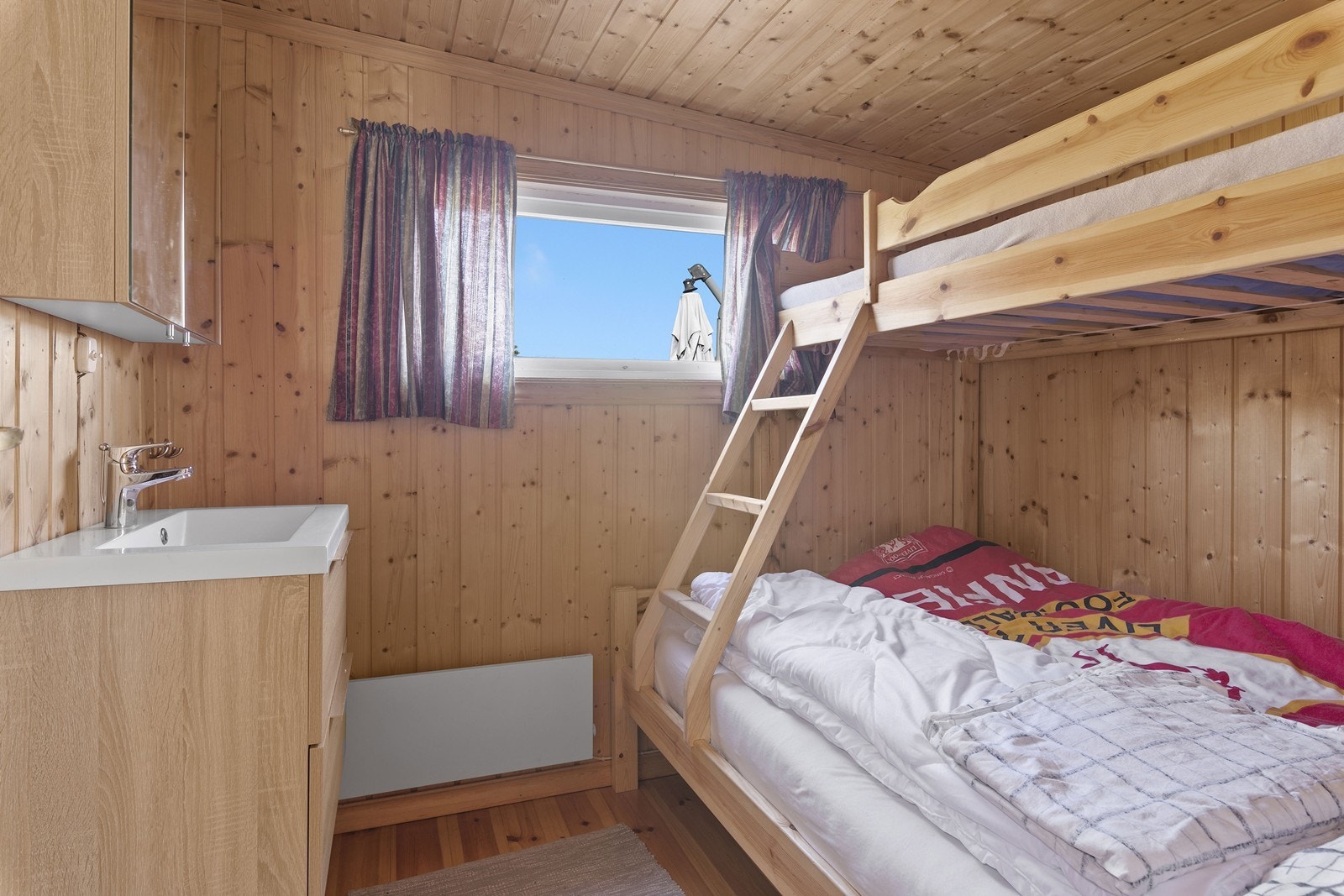 Uthuset er i kommunens kart angitt som "udefinert bygg". Det foreligger verken ferdigattest eller byggetegninger for dette bygget. Bruken av uthuset er derfor ikke godkjent/omsøkt hos kommunen. Galleribilde