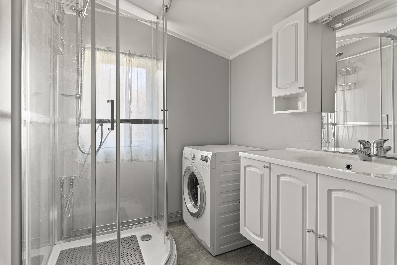 Fritidsboligen har fått innlagt vann og avløp i senere tid, og i den forbindelse ble et tidligere soverom bygd om til et bad. Galleribilde