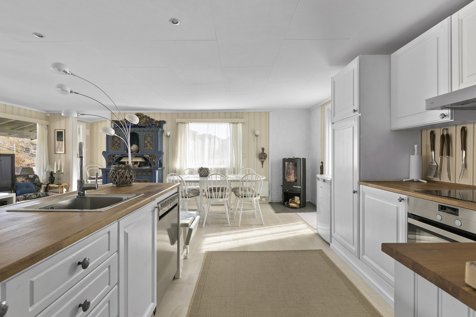 Det er satt inn en peisovn i stuen. Galleribilde