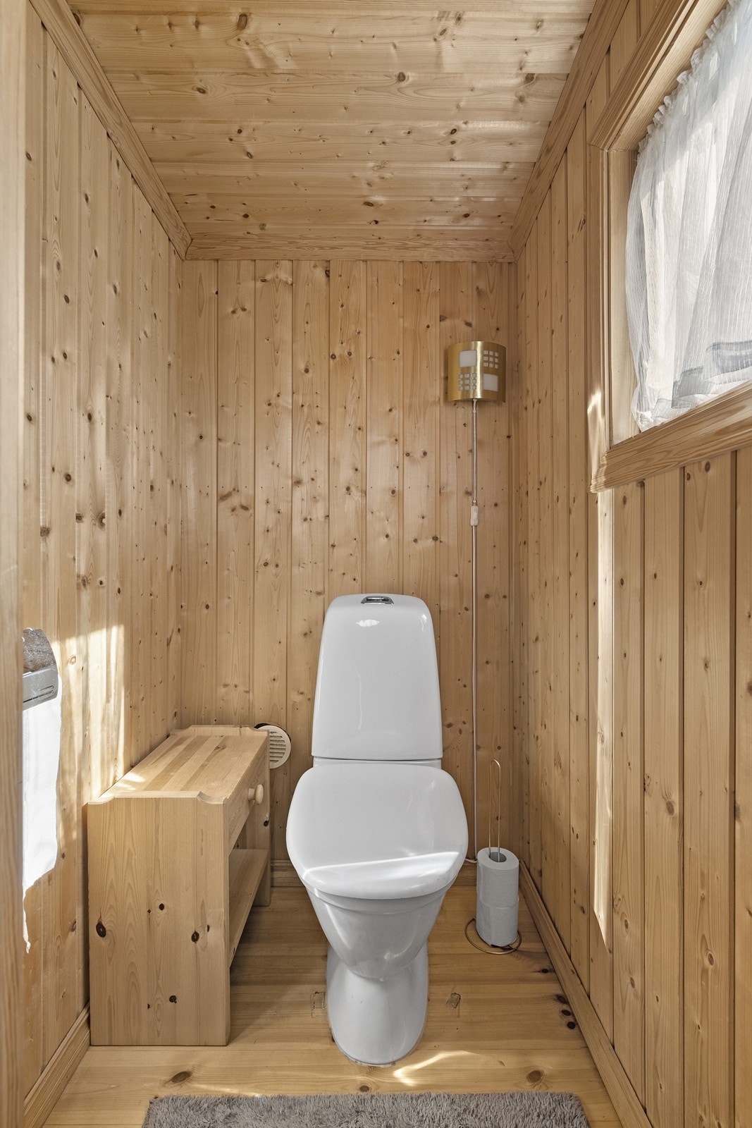 Uthuset er i kommunens kart angitt som "udefinert bygg". Det foreligger verken ferdigattest eller byggetegninger for dette bygget. Bruken av uthuset er derfor ikke godkjent/omsøkt hos kommunen. Galleribilde