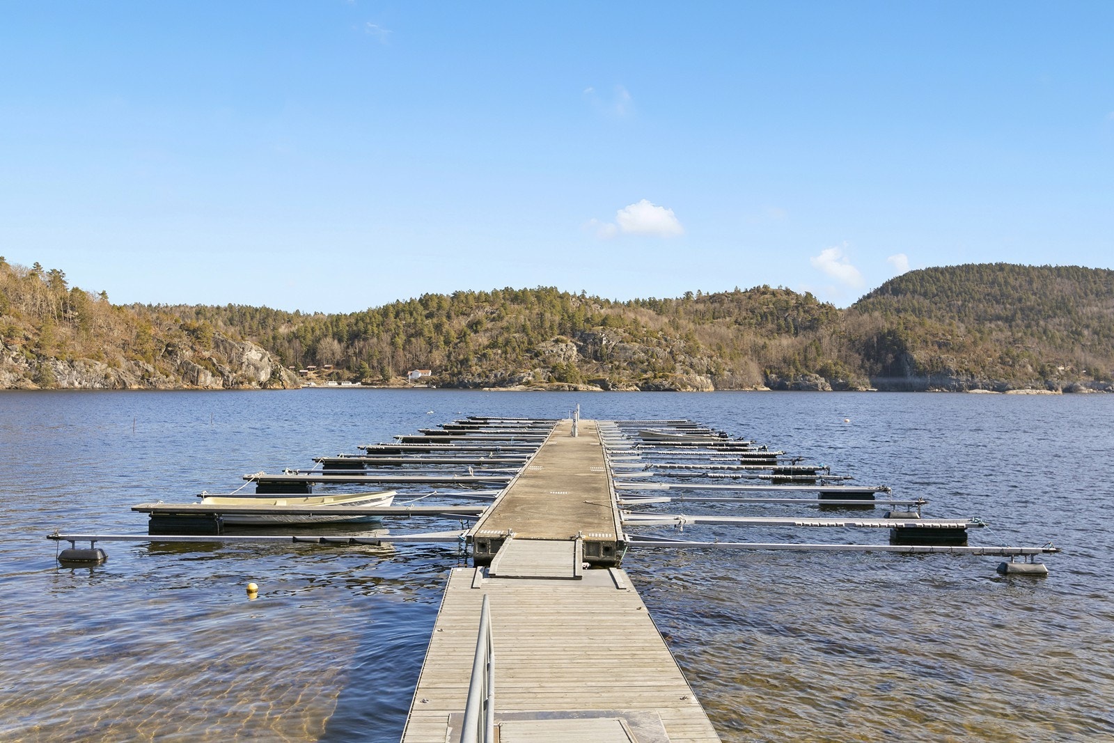 Tinglyst båtplass i felles bryggeanlegg rett ved hytta gir enkel tilgang til den unike skjærgården i området. Galleribilde