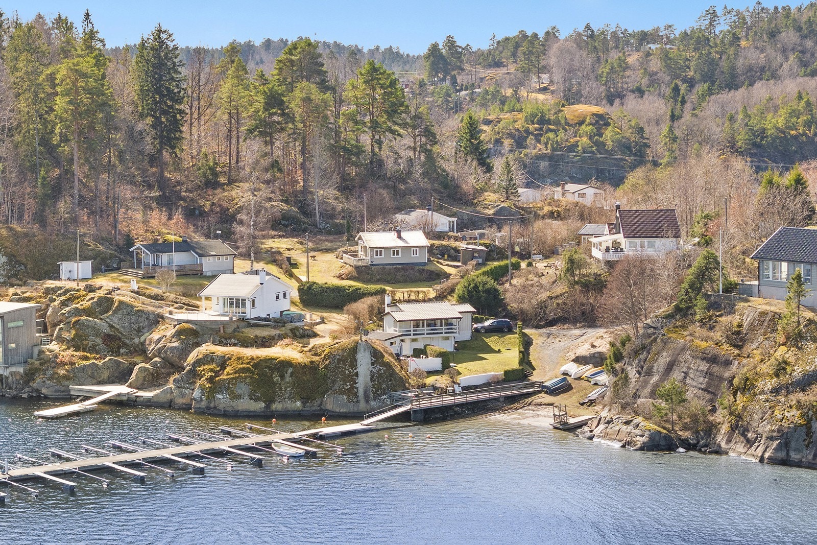 Skjærgården i området er vakker og variert, og består av mange øyer, svaberg, holmer og skjær, rolige viker og fine strender. Galleribilde