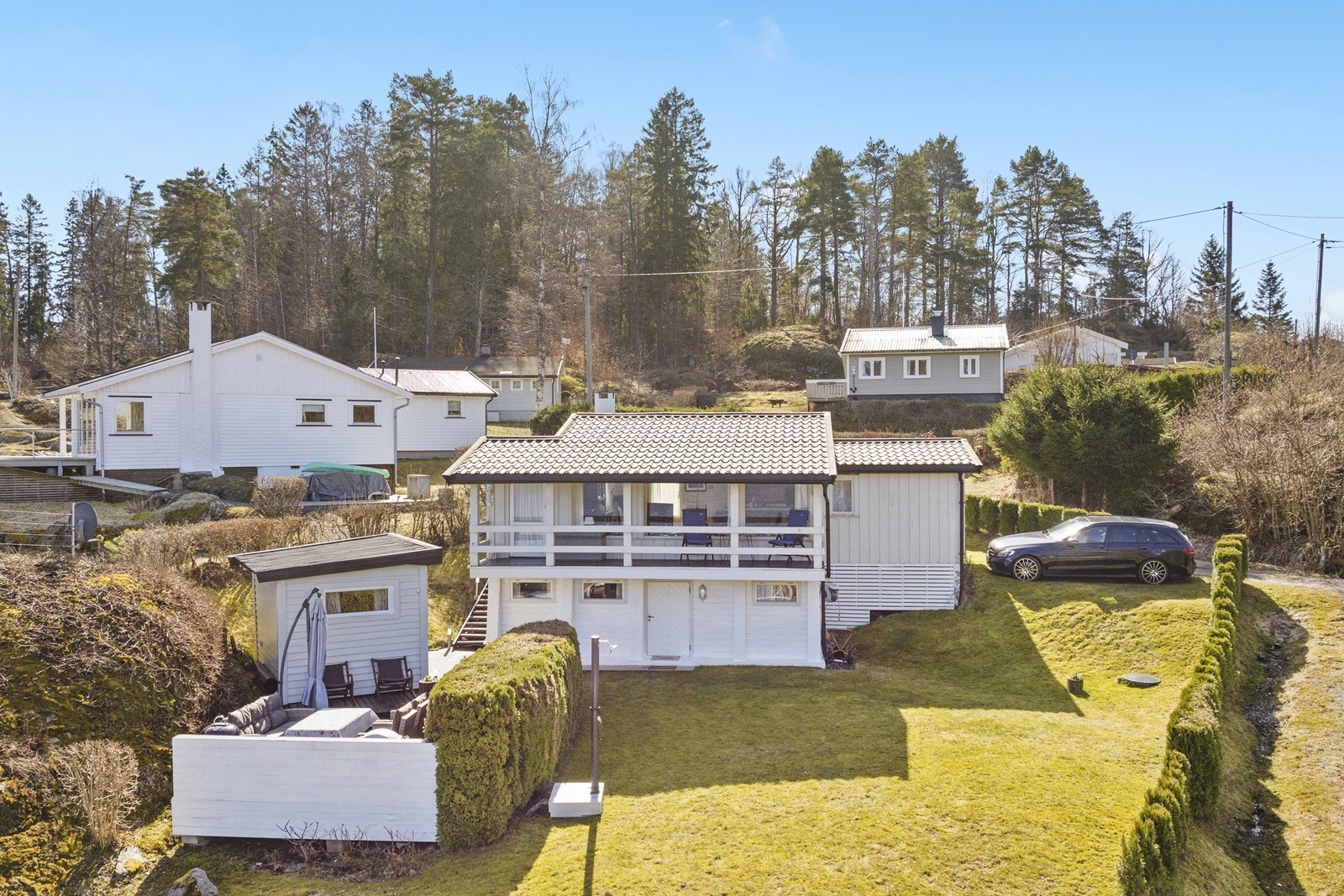 Enkel adkomst med bilvei helt frem til hytteveggen. Galleribilde