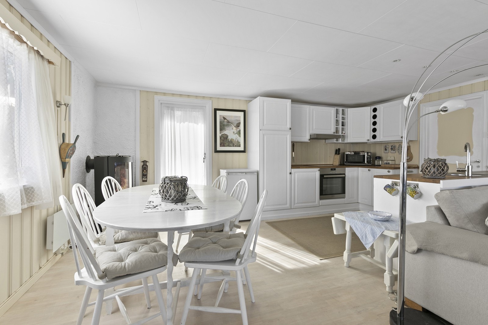 I stuen er det en åpen kjøkkenløsning. Galleribilde