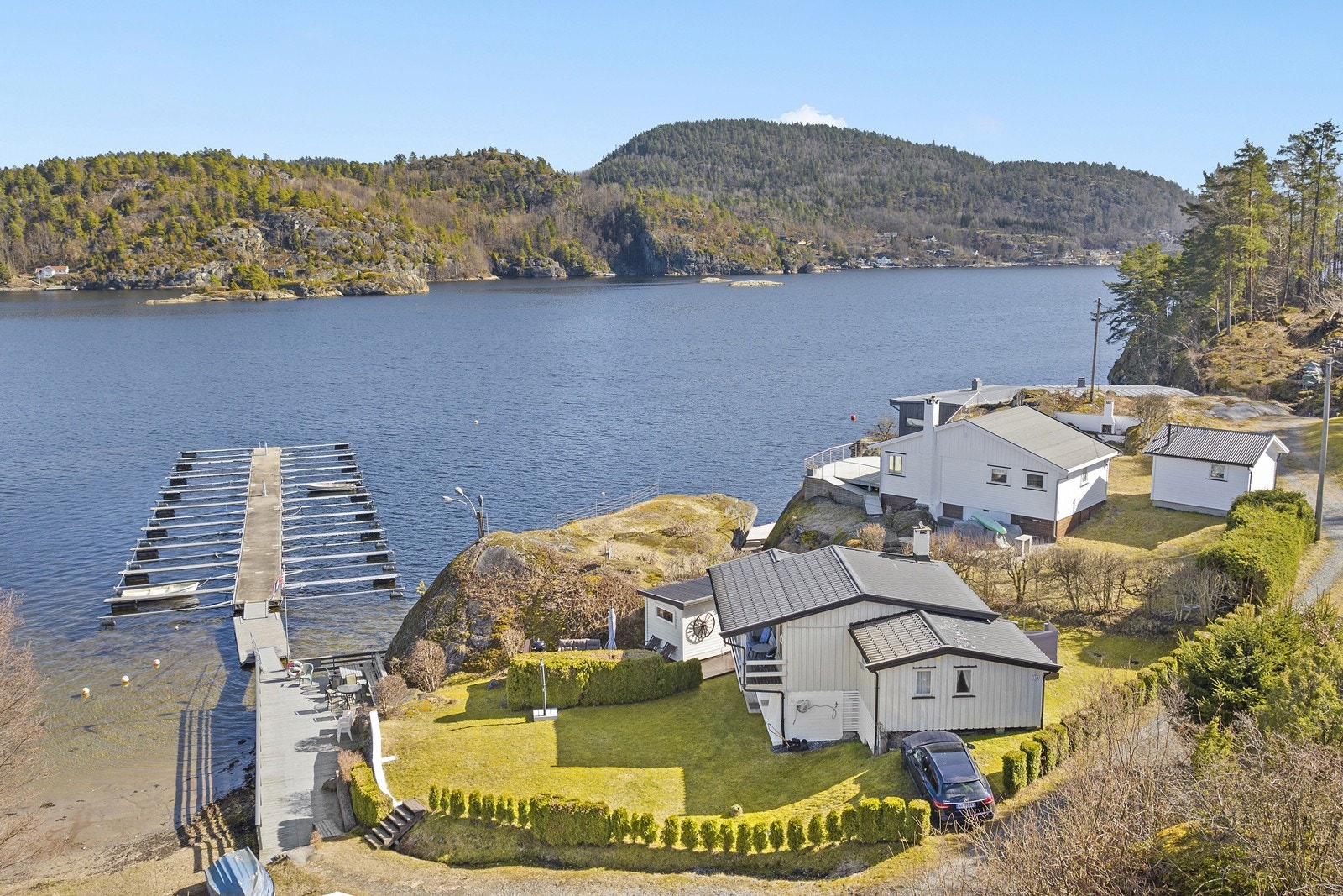 Fritidsboligen har umiddelbar nærhet til sjøen, med en fin sandstrand og et felles bryggeanlegg med båtplass. Galleribilde