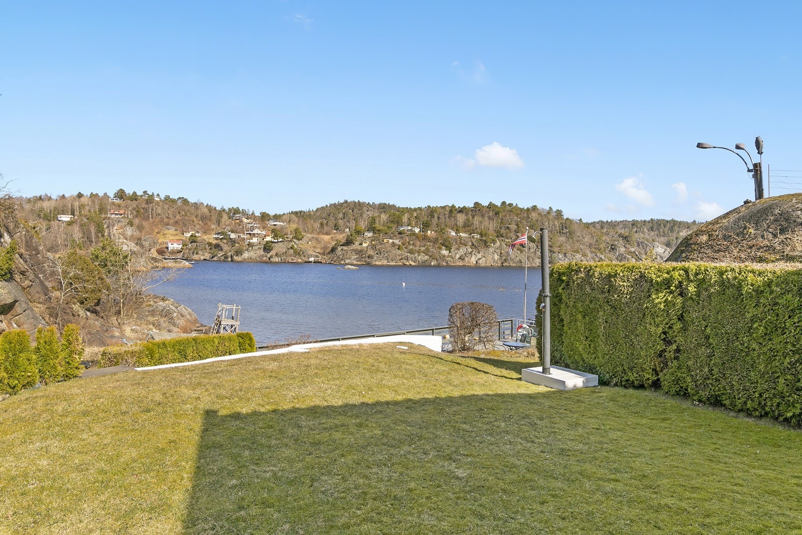 Tomten ligger vakkert og solrikt til, og er pent opparbeidet med fine uteplasser, plenarealer, hekk og noe naturtomt. Galleribilde