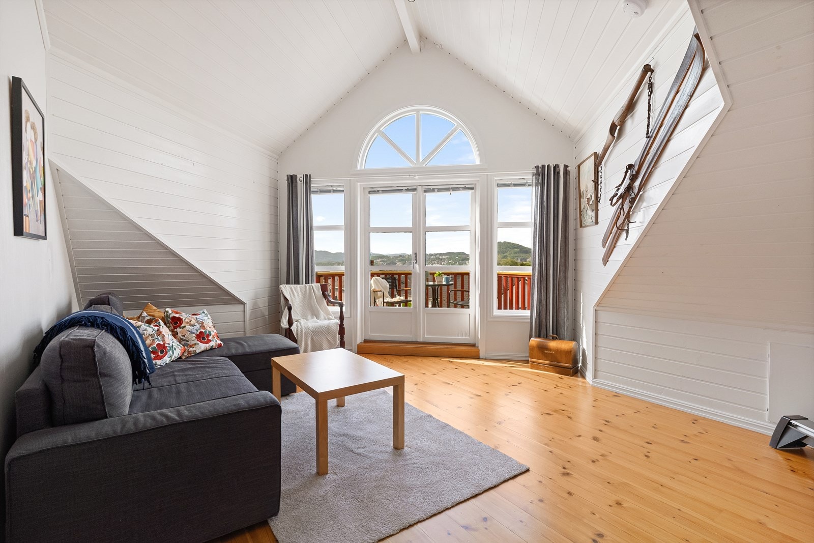 Loftstuen har rause vindusflater og god takhøyde, som gir en åpen og innbydende atmosfære. Galleribilde