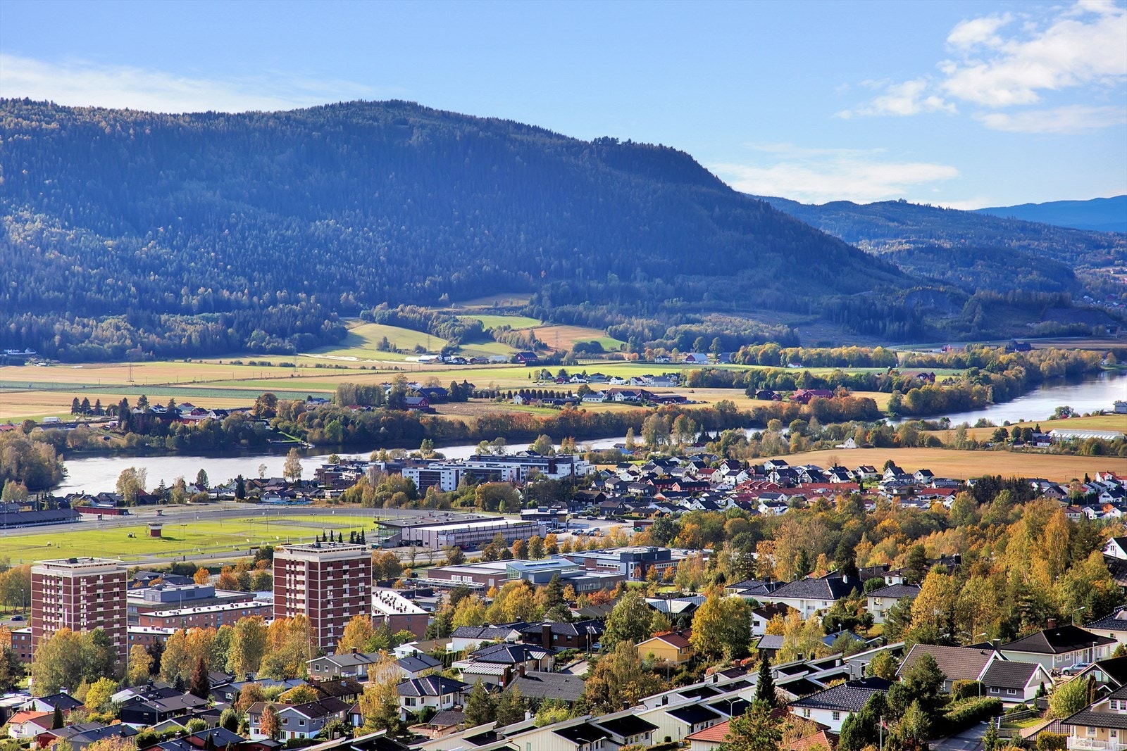 Leiligheten ligger i 12. etasje i boligblokk på Åssiden. I området finner man det meste man trenger i hverdagen, både b utikker, servicetilbud og Åssiden Stadion m.m Galleribilde