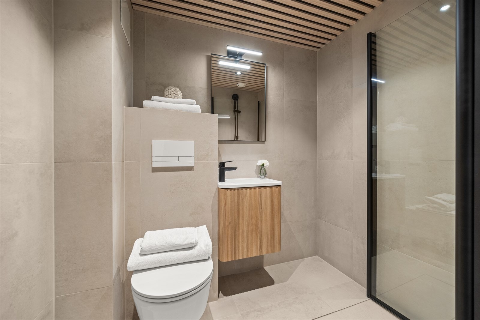 Lekkert bad med flislagte overflater og varmekabler i gulv Galleribilde