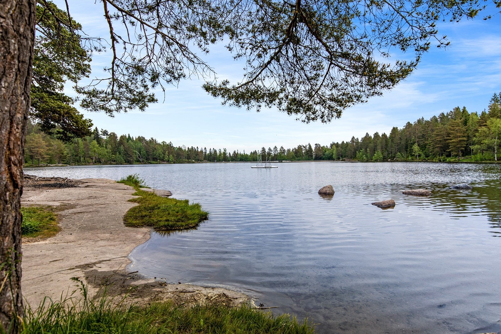 Turen kan tas til blant annet Landfalltjern, som er et populært badevann i sommerhalvåret Galleribilde