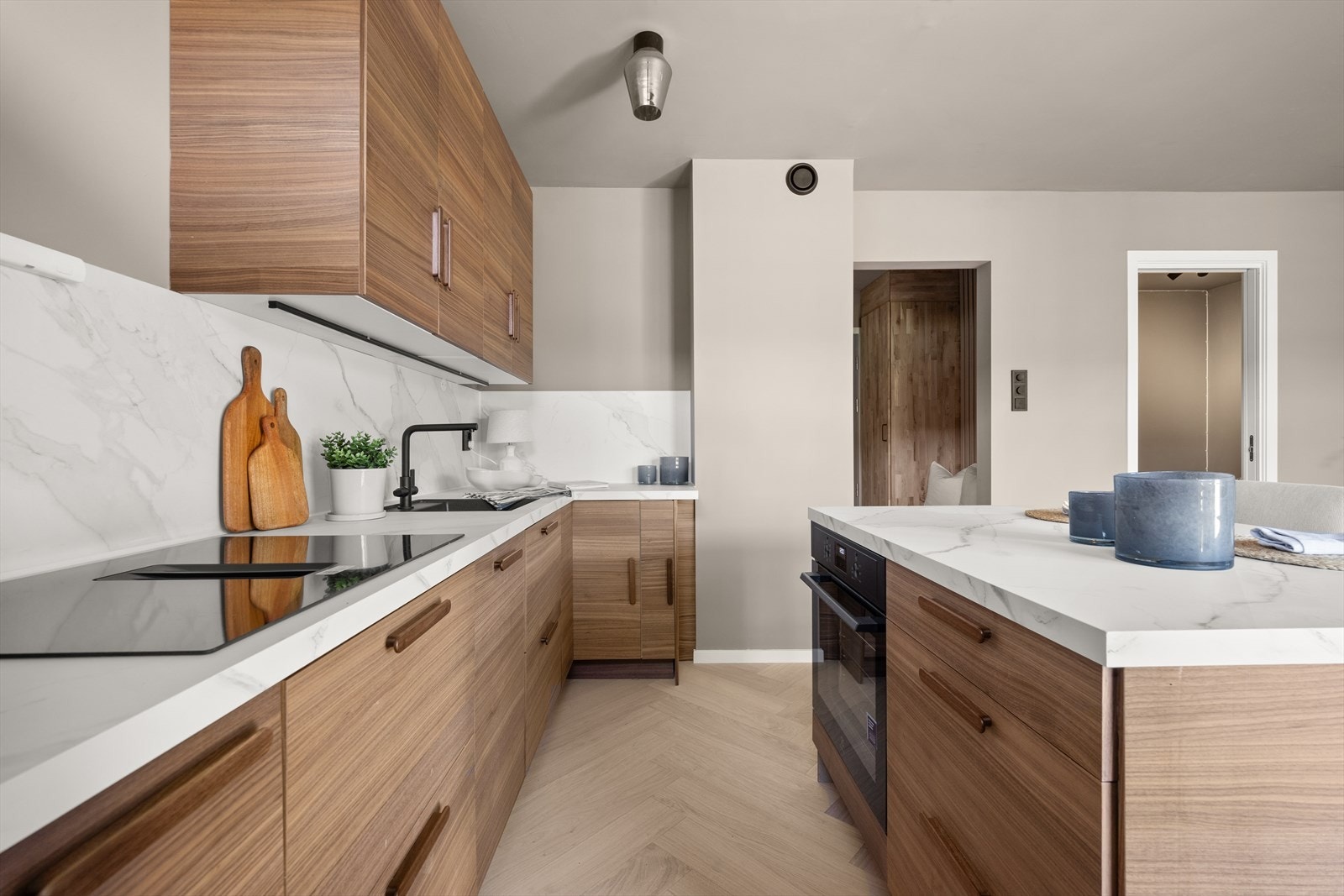 Det er godt med oppbevaring i skuffer og skap, samt god arbeidsplass på benkeplate i laminat Galleribilde