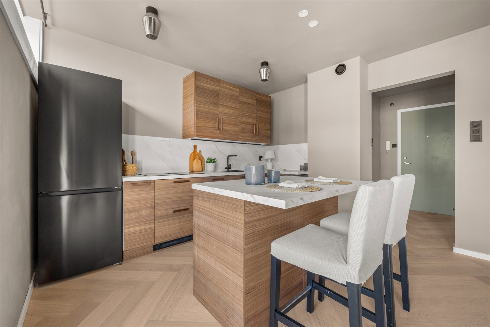 Kjøkkenet er utstyrt med integrerte hvitevarer som komfyr, platetopp med integrert nedtrekksvifte, oppvaskmaskin samt frittstående kjøl/fryseskap Galleribilde